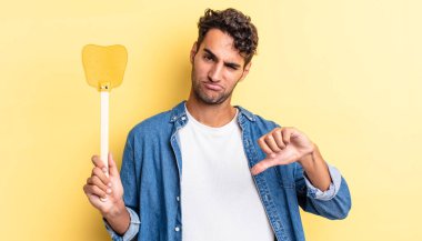 Latin asıllı yakışıklı adam kızgın, baş parmağını kaldırıyor. Sinekleri öldürür