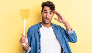 İspanyol yakışıklı adam mutlu, şaşkın ve şaşırmış görünüyor. Sinekleri öldürür