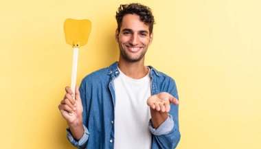 İspanyol yakışıklı adam mutlu bir şekilde gülümsüyor ve bir konsept sunuyor. Sinekleri öldürür