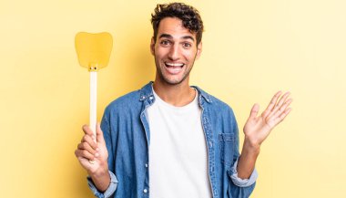 İspanyol yakışıklı adam kendini mutlu hissediyor ve inanılmaz bir şeye hayret ediyor. Sinekleri öldürür