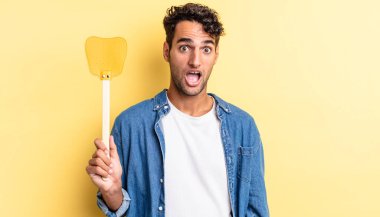 İspanyol yakışıklı adam çok şaşırmış ya da şaşkın görünüyor. Sinekleri öldürür