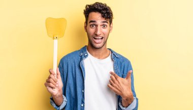 İspanyol yakışıklı adam mutlu hissediyor ve heyecanla kendini işaret ediyor. Sinekleri öldürür