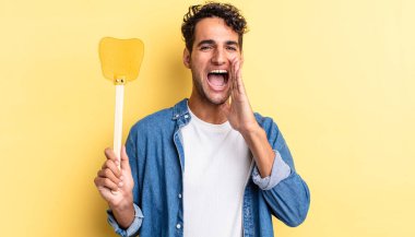 İspanyol yakışıklı adam kendini mutlu hissediyor, elleri ağızının yanında bağırıyor. Sinekleri öldürür