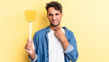 İspanyol yakışıklı adam stresli, endişeli, yorgun ve hayal kırıklığına uğramış hissediyor. Sinekleri öldürür