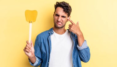 İspanyol yakışıklı adam kafası karışık ve şaşkın hissediyor, senin deli olduğunu gösteriyor. Sinekleri öldürür