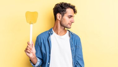 Profil görünümlü İspanyol yakışıklı adam hayal mi kuruyor, hayal mi kuruyor, hayal mi kuruyor? Sinekleri öldürür