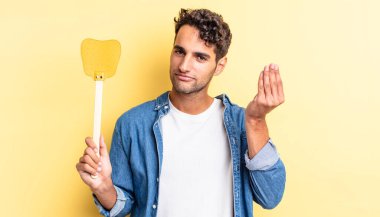 İspanyol yakışıklı adam kapiş ya da para hareketi yapıyor, sana ödemeni söylüyor. Sinekleri öldürür