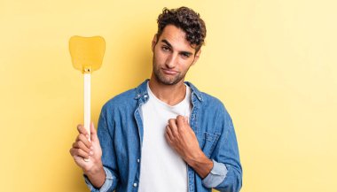 İspanyol yakışıklı adam kibirli, başarılı, pozitif ve gururlu görünüyor. Sinekleri öldürür