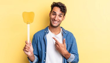 İspanyol yakışıklı adam heyecanlı ve şaşırmış görünüyor. Sinekleri öldürür