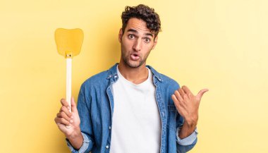 İspanyol yakışıklı adam, inançsızlıktan şaşkın şaşkın bakıyor. Sinekleri öldürür