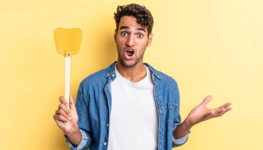 İspanyol yakışıklı adam inanılmaz bir sürprizle şaşkına dönmüş ve hayrete düşmüştü. Sinekleri öldürür