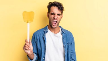 İspanyol yakışıklı adam agresif bir şekilde bağırıyor, çok kızgın görünüyor. Sinekleri öldürür