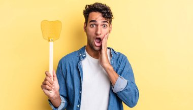 İspanyol yakışıklı adam şok olmuş ve korkmuş hissediyor. Sinekleri öldürür