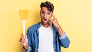 İspanyol yakışıklı adam şaşırmış görünüyor, yeni bir düşünce, fikir ya da konsept fark ediyor. Sinekleri öldürür