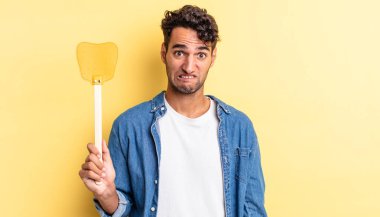 İspanyol yakışıklı adam kafası karışmış ve şaşkın görünüyor. Sinekleri öldürür