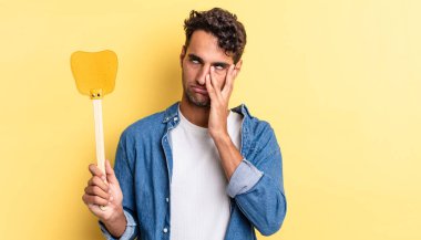 İspanyol yakışıklı bir adam yorgun, bıkkın ve uykulu hissediyor. Sinekleri öldürür