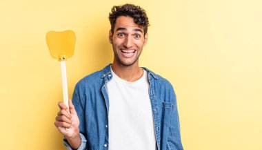 İspanyol yakışıklı adam mutlu ve hoş bir şekilde şaşırmış görünüyor. Sinekleri öldürür