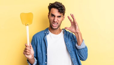 İspanyol yakışıklı adam ellerini havaya kaldırarak bağırıyor. Sinekleri öldürür