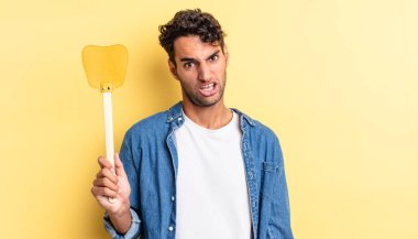 İspanyol yakışıklı adam şaşkın ve şaşkın hissediyor. Sinekleri öldürür