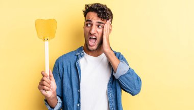 İspanyol yakışıklı adam mutlu, heyecanlı ve şaşırmış hissediyor. Sinekleri öldürür