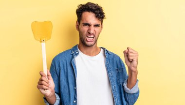 İspanyol yakışıklı adam sinirli bir ifadeyle agresif bir şekilde bağırıyor. Sinekleri öldürür