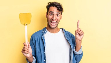 İspanyol yakışıklı bir adam bir fikri fark ettikten sonra mutlu ve heyecanlı bir dahi gibi hissediyor. Sinekleri öldürür