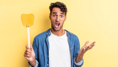 İspanyol yakışıklı adam son derece şaşırmış ve şok olmuş hissediyor. Sinekleri öldürür