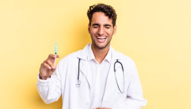 İspanyol yakışıklı bir adam komik bir şaka doktoruna yüksek sesle gülüyor.