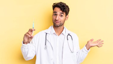 İspanyol yakışıklı adam şaşkın, şaşkın ve şüpheci doktor ve srynge konsepti