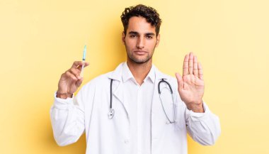 İspanyol yakışıklı adam ciddi görünüyor. Avuç içini gösteriyor. Jest doktorunu durduruyor ve konsepti değiştiriyor.