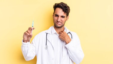 Hispanik yakışıklı adam stresli, endişeli, yorgun ve hayal kırıklığına uğramış doktor ve srynge konsepti