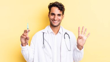 İspanyol yakışıklı adam gülümsüyor ve arkadaş canlısı görünüyor, dört numaralı doktor ve srynge konseptini gösteriyor.