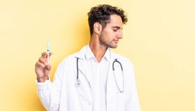 Profil görünümlü İspanyol yakışıklı bir adam. Düşünüyor, hayal ediyor veya hayal kuruyor. Doktor ve srynge kavramı.
