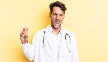 İspanyol yakışıklı adam agresif bir şekilde bağırıyor, çok kızgın bir doktor ve srynge konsepti arıyor.