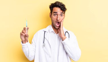 Hispanik yakışıklı adam şok olmuş ve korkmuş doktor ve konsept.