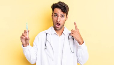 İspanyol yakışıklı adam şaşırmış görünüyor, yeni bir düşünce, fikir ya da konsept doktor ve srynge kavramının farkına varıyor