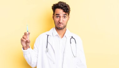 İspanyol yakışıklı adam şaşkın ve şaşkın bir doktor gibi bakıyor.