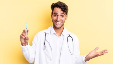 İspanyol yakışıklı adam kendini mutlu hissediyor, bir çözüm ya da fikir doktoru ve srynge konseptini fark edince şaşırıyor.