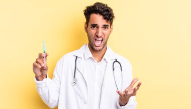 İspanyol yakışıklı adam umutsuz, hayal kırıklığına uğramış ve stresli bir doktor gibi görünüyor.