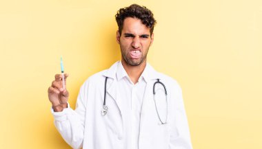 İspanyol yakışıklı adam tiksinti ve tedirginlik duyuyor. Doktor ve doktor dilini kullanarak konsept yapıyor.