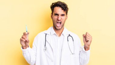 İspanyol yakışıklı adam öfkeli bir yüz ifadesiyle agresif bir şekilde bağırıyor doktor ve srynge konseptiyle