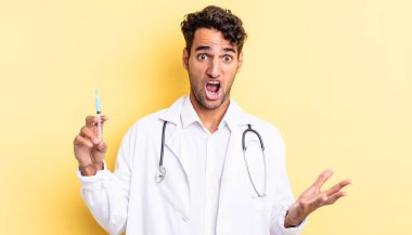 İspanyol yakışıklı adam son derece şaşkın ve şaşırmış hissediyor doktor ve srynge kavramı