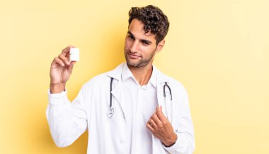 İspanyol yakışıklı adam kibirli, başarılı, pozitif ve gururlu görünüyor. Hekim şişesi hapları konsepti