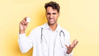 İspanyol yakışıklı adam sinirli, sinirli ve sinirli görünüyor. Hekim şişesi hapları konsepti