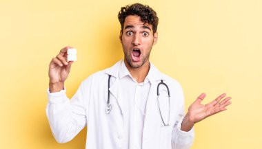 İspanyol yakışıklı adam inanılmaz bir sürprizle şaşkına dönmüş ve hayrete düşmüştü. Hekim şişesi hapları konsepti