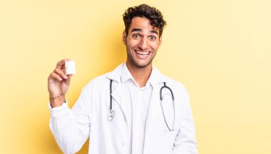 İspanyol yakışıklı adam mutlu ve hoş bir şekilde şaşırmış görünüyor. Hekim şişesi hapları konsepti