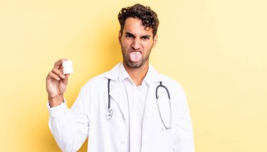 İspanyol yakışıklı adam iğreniyor, sinirleniyor ve dili dışarı çıkıyor. Hekim şişesi hapları konsepti