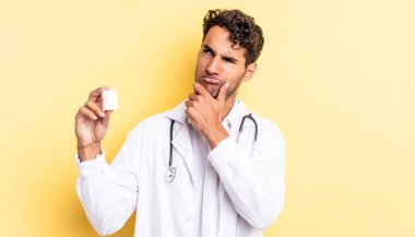 İspanyol yakışıklı düşünen, kuşkucu ve kafası karışık bir adam. Hekim şişesi hapları konsepti