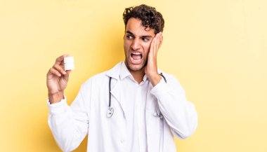 İspanyol yakışıklı adam mutlu, heyecanlı ve şaşırmış hissediyor. Hekim şişesi hapları konsepti