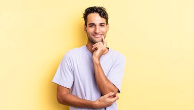 İspanyol yakışıklı adam mutlu görünüyor, merak ediyor ya da soru soruyor.
